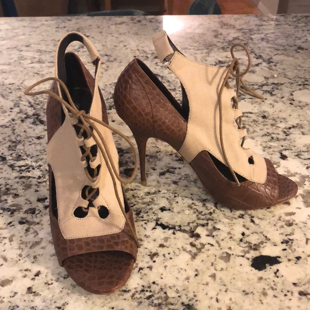 Elizabeth and James lace up pump